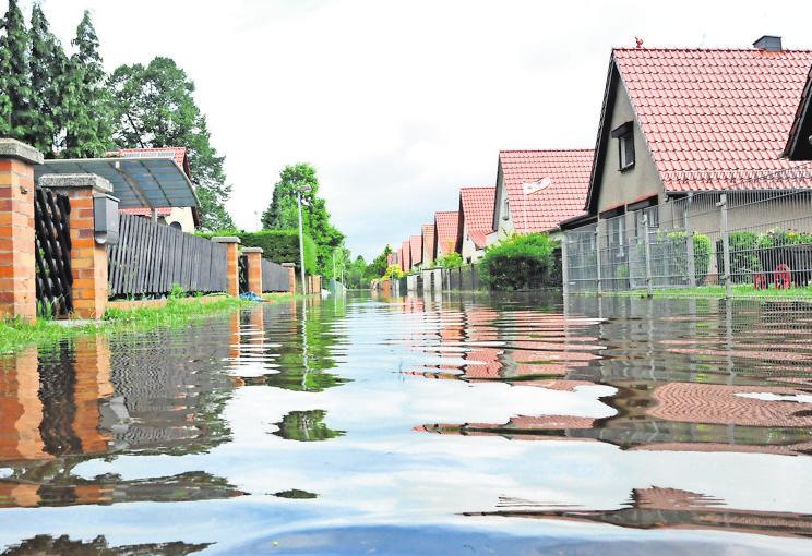 Ein mittlerweile vertrautes Bild: Stark- und Dauerregen flutet Straßen und Häuser. FOTO:GEORG-STEFAN RUSSEW/DPA Ein mittlerweile vertrautes Bild: Stark- und Dauerregen flutet Straßen und Häuser. FOTO:GEORG-STEFAN RUSSEW/DPA