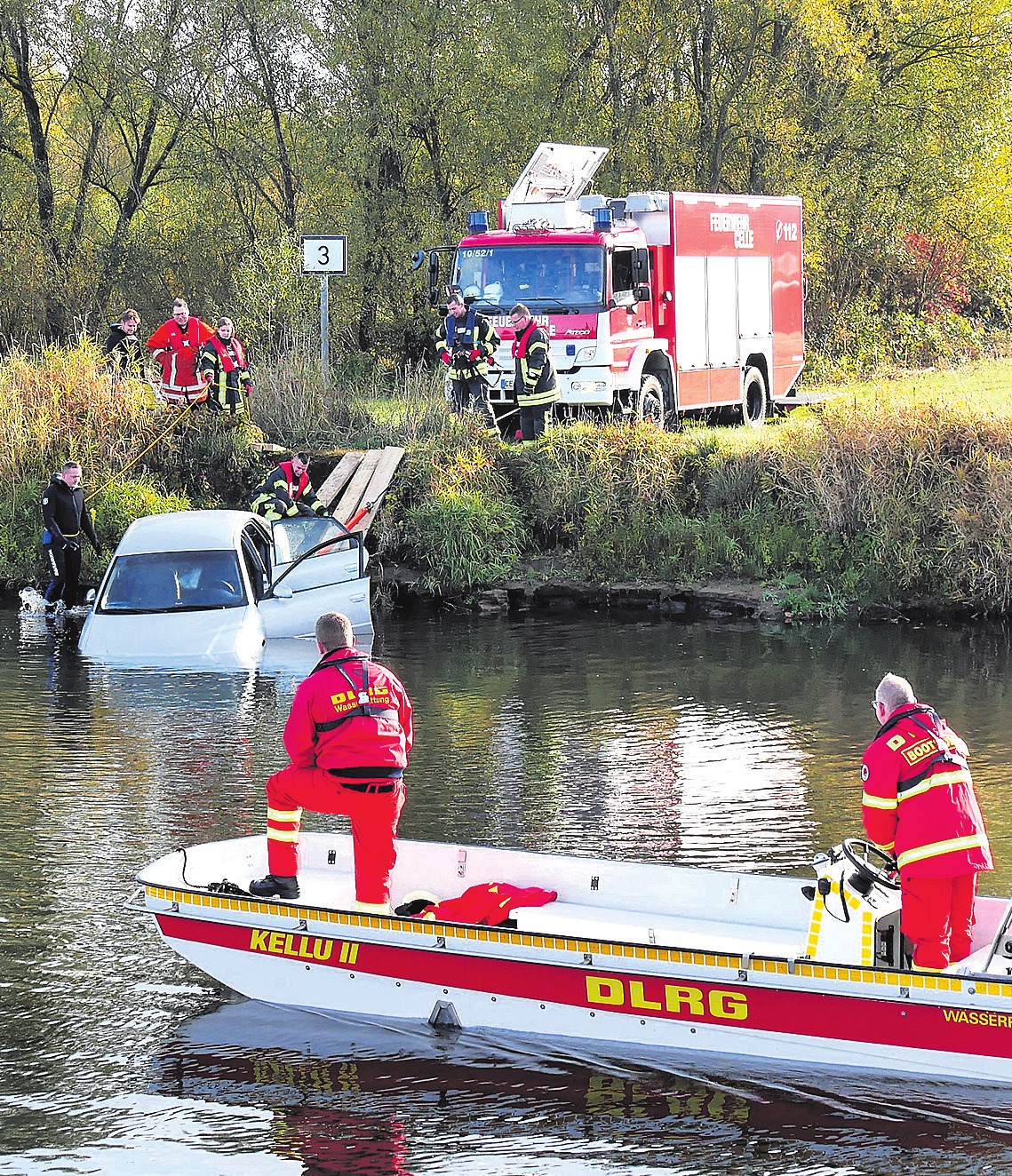 Die Feuerwehr bei der Bergung des Autos. Foto: Feuerwehr Celle Die Feuerwehr bei der Bergung des Autos. Foto: Feuerwehr Celle