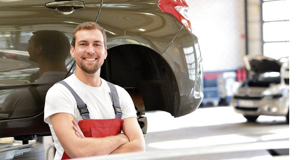 Nachdem ein Gutachter den Schaden geschätzt hat, dürfen die Profis in der Werkstatt zeigen, was sie können: Nach der Reparatur sieht das Auto aus, als wäre nie etwas geschehen. Bild: industrieblick/stock.adobe.com