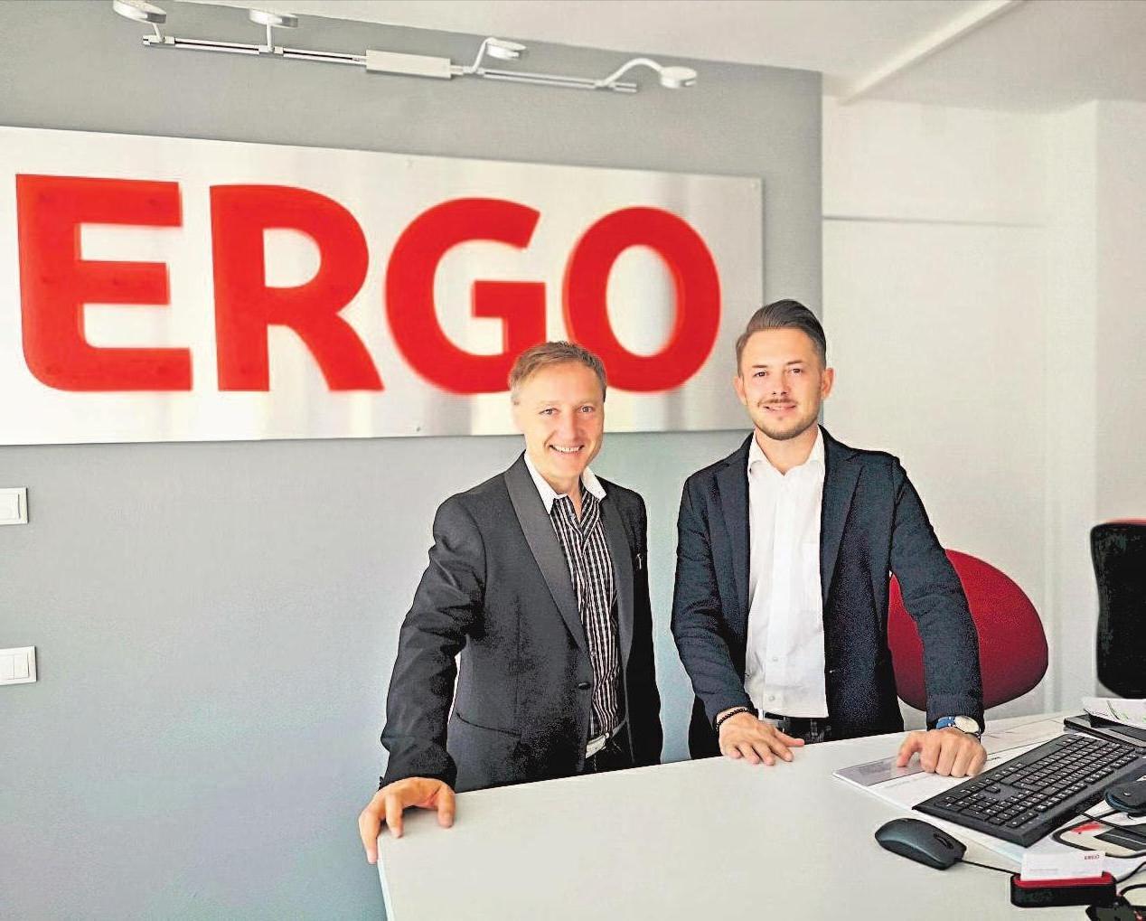 Alexander Feulner (links) und Benjamin Morgner sind mit ihren ERGO-Versicherungsagenturen in ein gemeinsames Büro gezogen. Sie sind auch komplett digital aufgestellt, denn viele Kunden wünschen neben dem Service vor Ort eine unkomplizierte Online-Abwicklung. Alexander Feulner (links) und Benjamin Morgner sind mit ihren ERGO-Versicherungsagenturen in ein gemeinsames Büro gezogen. Sie sind auch komplett digital aufgestellt, denn viele Kunden wünschen neben dem Service vor Ort eine unkomplizierte Online-Abwicklung.