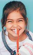 Eltern sollten früh die Zähne ihrer Kinder kontrollieren lassen. FOTO: STOCK.ADOBE.COM/ PEAKSTOCK