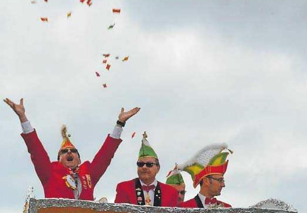 Kamelle: Sitzungspräsident Stefan Frey (links) zeigt sich freigiebig und lässt Gutzelscher regnen. FOTO: SCHIFFERSTEIN Kamelle: Sitzungspräsident Stefan Frey (links) zeigt sich freigiebig und lässt Gutzelscher regnen. FOTO: SCHIFFERSTEIN