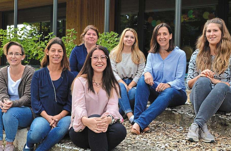 Das Team des Kinderhauses, hintere Reihe v.l.: Nicole Kropf, Sabrina Pöcher, Carolina Stärke, Lena Priller, vordere Reihe v.l.: Regina Zistler, Christina Dietrich, Leitung Alexandra Pauker, nicht auf dem Bild : Marion Wagner-Klotz (stellvertr. Leitung). Das Team des Kinderhauses, hintere Reihe v.l.: Nicole Kropf, Sabrina Pöcher, Carolina Stärke, Lena Priller, vordere Reihe v.l.: Regina Zistler, Christina Dietrich, Leitung Alexandra Pauker, nicht auf dem Bild : Marion Wagner-Klotz (stellvertr. Leitung).