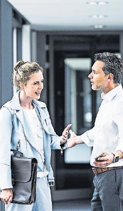 Machtvolle Signale: Bahnt sich unter Kollegen ein Konflikt an, kann die richtige Körpersprache dabei helfen, die Situation zu entschärfen. FOTO: UWE UMSTÄTTER/ WESTEND61/DPA Machtvolle Signale: Bahnt sich unter Kollegen ein Konflikt an, kann die richtige Körpersprache dabei helfen, die Situation zu entschärfen. FOTO: UWE UMSTÄTTER/ WESTEND61/DPA