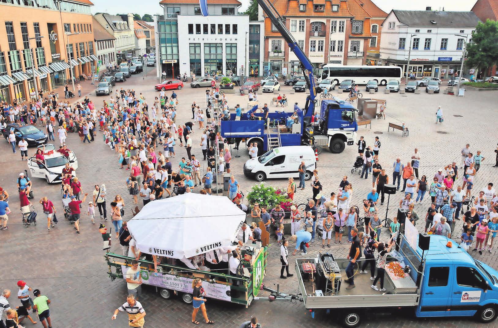 Die Ratzeburger Schützengilde von 1551 e.V. (Bildmitte unten) feierte beim Festumzug 2018 mit. Das wird sich auch im Jahr 2019 nicht ändern. Fotos: hfr/Biller Die Ratzeburger Schützengilde von 1551 e.V. (Bildmitte unten) feierte beim Festumzug 2018 mit. Das wird sich auch im Jahr 2019 nicht ändern. Fotos: hfr/Biller