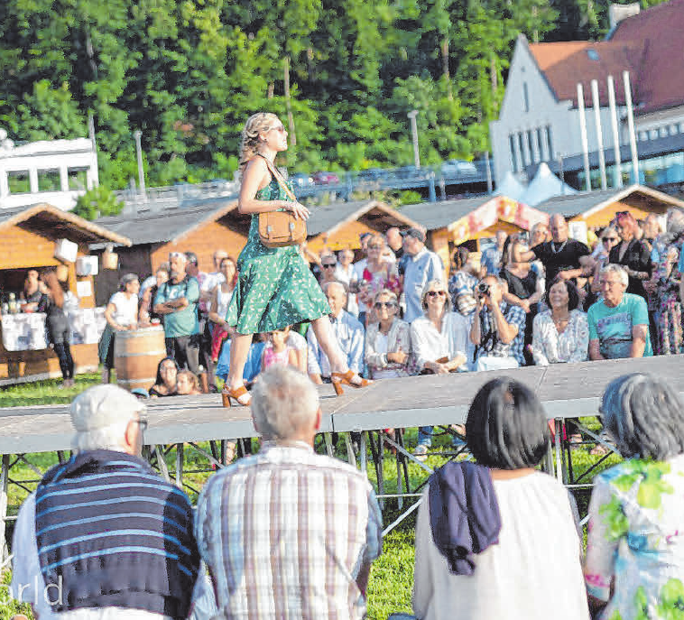 Große Modenschau am Samstagabend ab 19.30 Uhr ... Große Modenschau am Samstagabend ab 19.30 Uhr ...