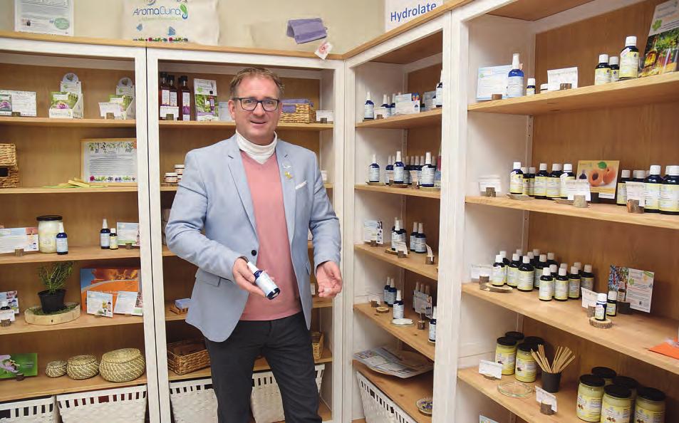 Jan Schmidt hat sich Produkten der Pflanzenheilkunde verschrieben und bietet diese in seinem Uetersener Laden „AromaCura“ an. Gern steht er und sein Team seinen Kunden auch mit Hinweisen zu den Wirkstoffen zur Seite Foto: Klein