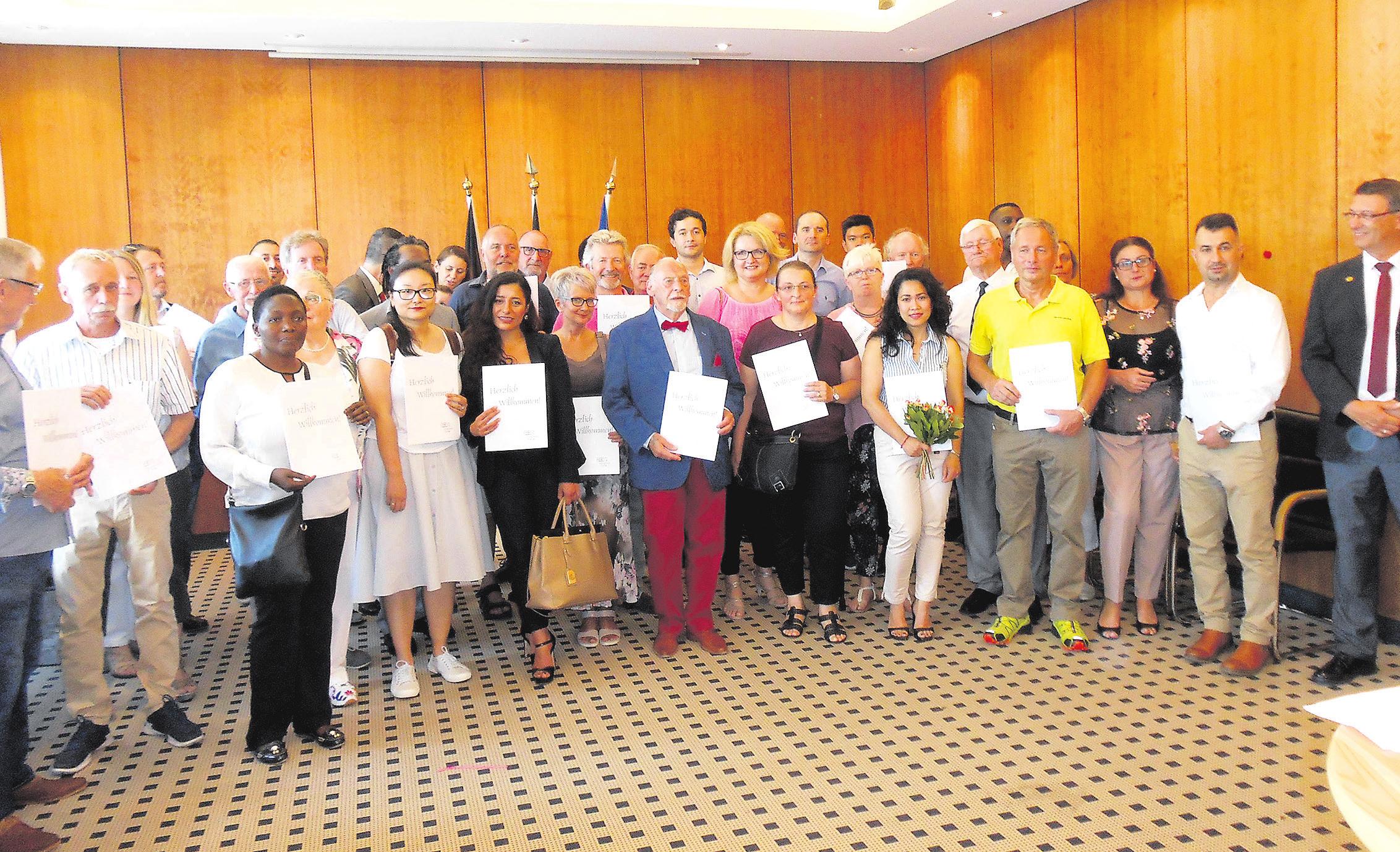 Buchstäblich „volles Haus“ im Celle-Saal: 48 Urkunden wurden den neuen deutschen Staatsbürgern überreicht. Foto: Stadt Celle Buchstäblich „volles Haus“ im Celle-Saal: 48 Urkunden wurden den neuen deutschen Staatsbürgern überreicht. Foto: Stadt Celle
