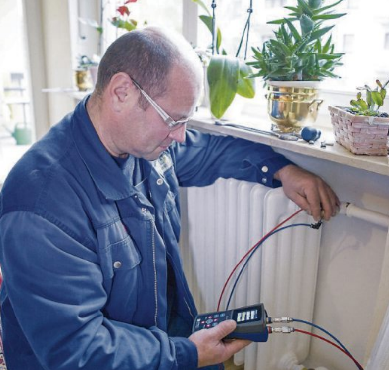 Mit mobilen Messgeräten kann der Profi aus dem Heizungs-Sanitär-Handwerk die Einstellungen der Ventile am Heizkörper kontrollieren und exakt auf die Bedürfnisse der zu beheizenden Räume einstellen. Bild: djd/AFRISO