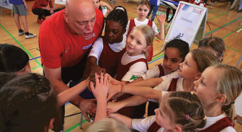 Gemeinsam stark: Bei einer Talentiade können die Kinder Sportarten ausprobieren. FOTOS: JUERGEN ENGLER (2) Gemeinsam stark: Bei einer Talentiade können die Kinder Sportarten ausprobieren. FOTOS: JUERGEN ENGLER (2)