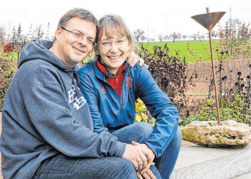 Andreas Nickel und Dagmar Fix genießen die Nähe zur Natur. Als Mitglieder des Imkervereins haben sie in ihrem Garten auch ein Bienenvolk stehen. Foto: Ufuk Arslan Andreas Nickel und Dagmar Fix genießen die Nähe zur Natur. Als Mitglieder des Imkervereins haben sie in ihrem Garten auch ein Bienenvolk stehen. Foto: Ufuk Arslan