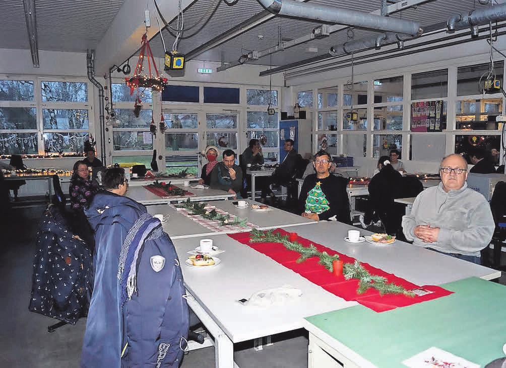 Bei der Weihnachtsfeier saßen Mitarbeiter und Betreuer in schönem Abstand zusammen. Bei der Weihnachtsfeier saßen Mitarbeiter und Betreuer in schönem Abstand zusammen.