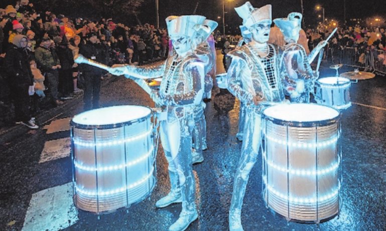 Halloween-Straßentheater in Derry. FOTO:NORTHERN IRELAND TOURIST BOARD Halloween-Straßentheater in Derry. FOTO:NORTHERN IRELAND TOURIST BOARD