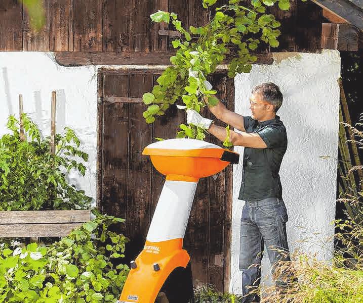 Grünschnitt von Bäumen, Hecken und Sträuchern lässt sich mit dem Häcksler selbst zerkleinern und anschließend im eigenen Garten etwa als Mulchschicht nutzen. FOTOS: DJD/STIHL Grünschnitt von Bäumen, Hecken und Sträuchern lässt sich mit dem Häcksler selbst zerkleinern und anschließend im eigenen Garten etwa als Mulchschicht nutzen. FOTOS: DJD/STIHL