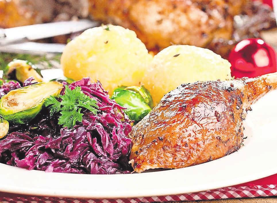Das Hotel Hennies bereitet Gänse- und Entenbraten vor, die zu Weihnachten abgeholt werden können. Das Hotel Hennies bereitet Gänse- und Entenbraten vor, die zu Weihnachten abgeholt werden können.