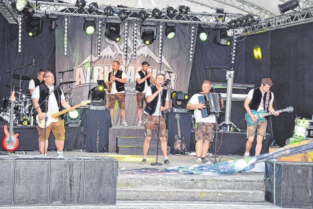 Die Albkracher werden das Festzelt rocken. FOTO: PRIVAT Die Albkracher werden das Festzelt rocken. FOTO: PRIVAT