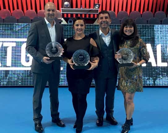 Volker Jäcke (l), Turnierdirektor der Brauschweig Open, nahm die Auszeichnung des besten Challenger Turniers in Mailand entgegen. Foto: NTV