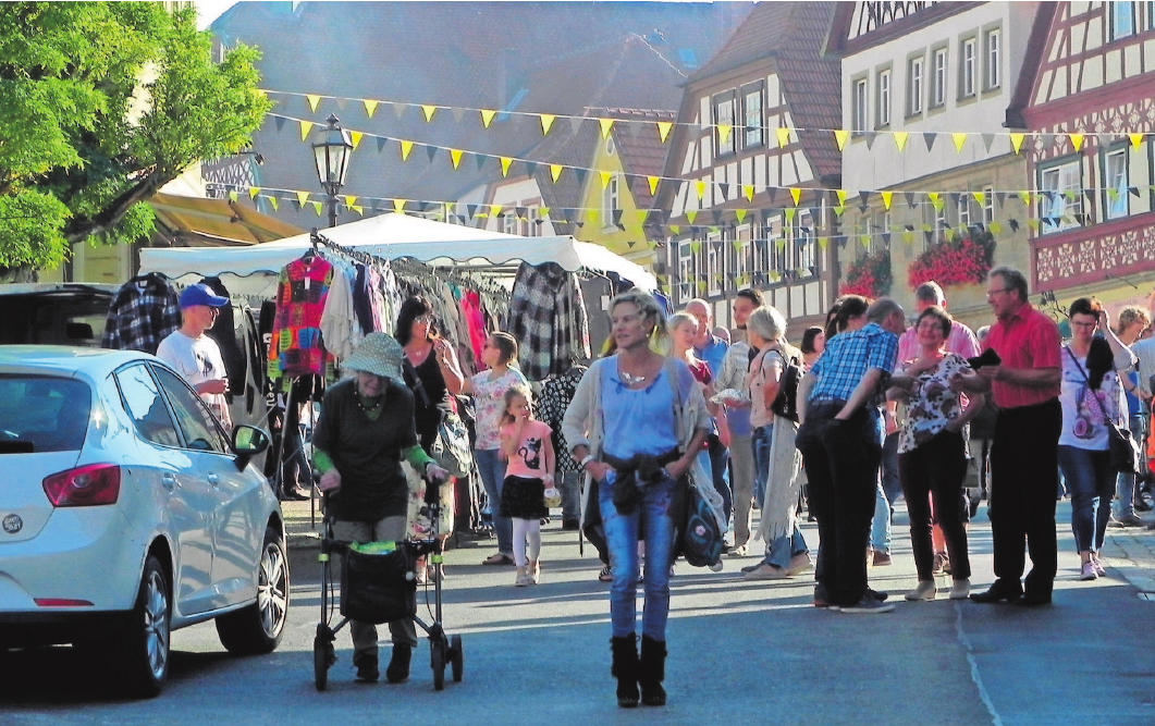 Am Kirchweihsonntag öffnen die Marktleute ab 11 Uhr ihre Stände rund um den Marktplatz. Ihnen schließen sich ab 13 Uhr auch die Eberner Geschäftsleute an. Fotos: A. Altmann Am Kirchweihsonntag öffnen die Marktleute ab 11 Uhr ihre Stände rund um den Marktplatz. Ihnen schließen sich ab 13 Uhr auch die Eberner Geschäftsleute an. Fotos: A. Altmann