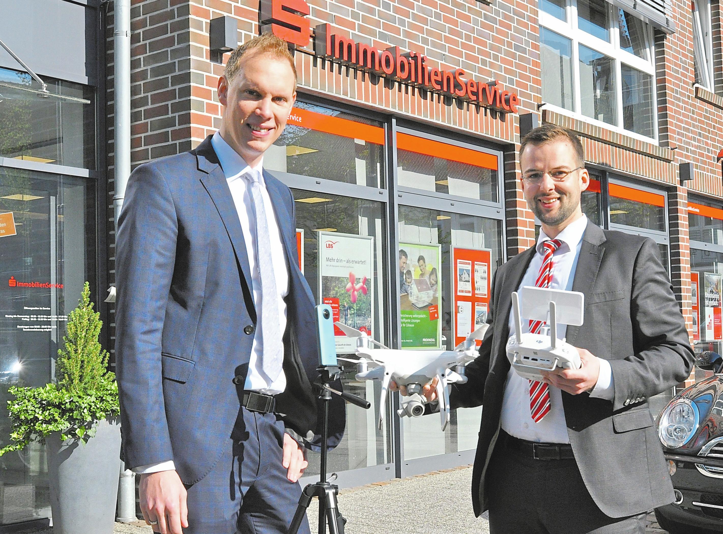 Ob 360-Grad-Kamera oder Drohne: Adrian Dierkes (links) und Jens Hollenberg freuen sich über die neuen technischen Finessen bei der Immobilien-Vermarktung. Foto: Mareike Stratmann Ob 360-Grad-Kamera oder Drohne: Adrian Dierkes (links) und Jens Hollenberg freuen sich über die neuen technischen Finessen bei der Immobilien-Vermarktung. Foto: Mareike Stratmann