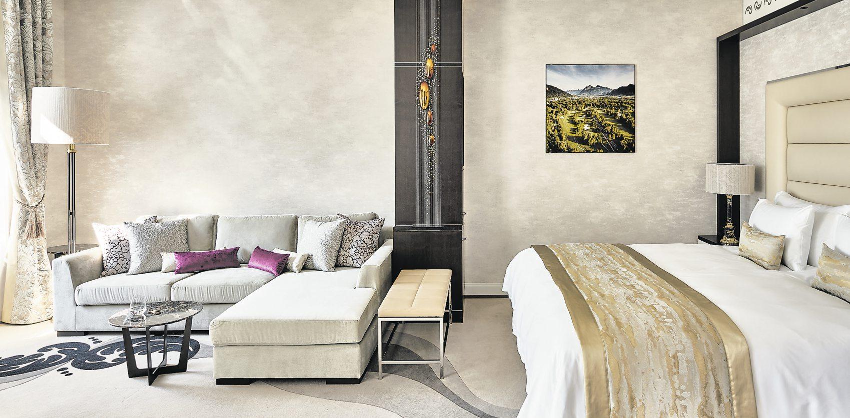 Die edle Einrichtung dieser Juniorsuite im «Quellenhof» wurde vom Naturelement Sonne inspiriert. Die edle Einrichtung dieser Juniorsuite im «Quellenhof» wurde vom Naturelement Sonne inspiriert.
