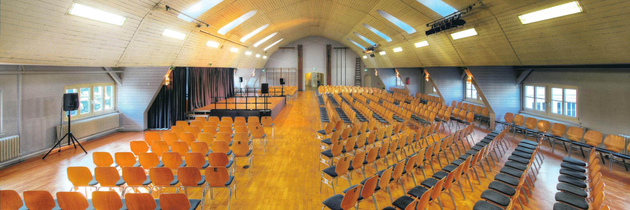 Konzerte im ehemaligen Kuhstall. An Wochentagen wird der Konzertsaal auch als Sporthalle genutzt.