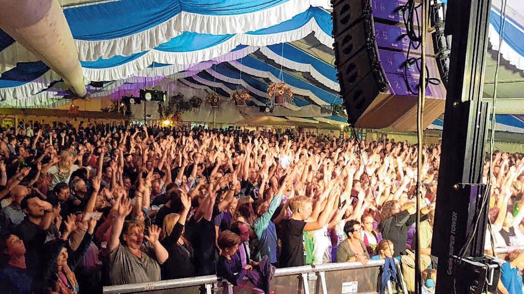 Im Festzelt ist die Stimmung bestens. FOTO: PRIVAT Im Festzelt ist die Stimmung bestens. FOTO: PRIVAT