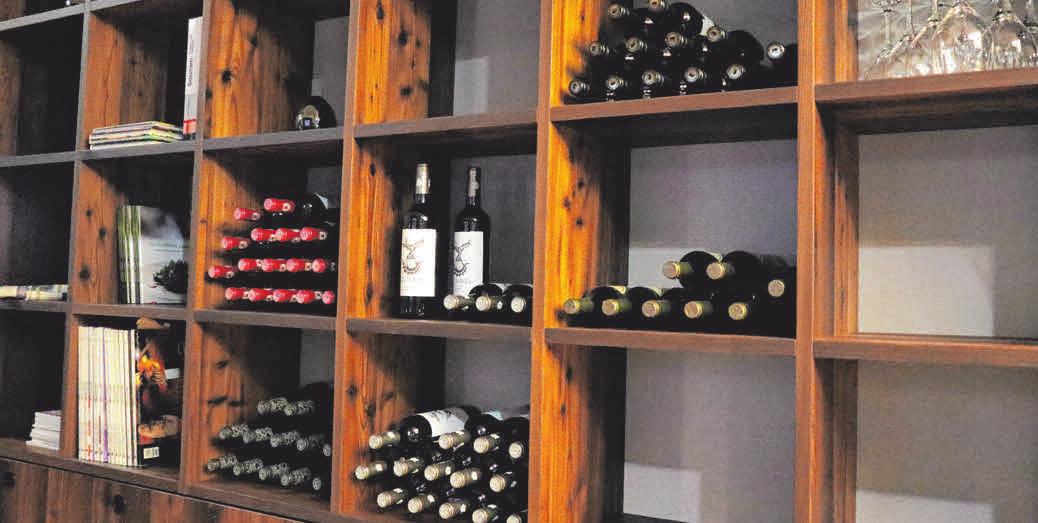 Ein Gläschen Wein ist nicht nur ein guter Speisenbegleiter - auch<div>zum Schmökern in den Büchern lässt er sich genießen.</div> Ein Gläschen Wein ist nicht nur ein guter Speisenbegleiter - auch<div>zum Schmökern in den Büchern lässt er sich genießen.</div>