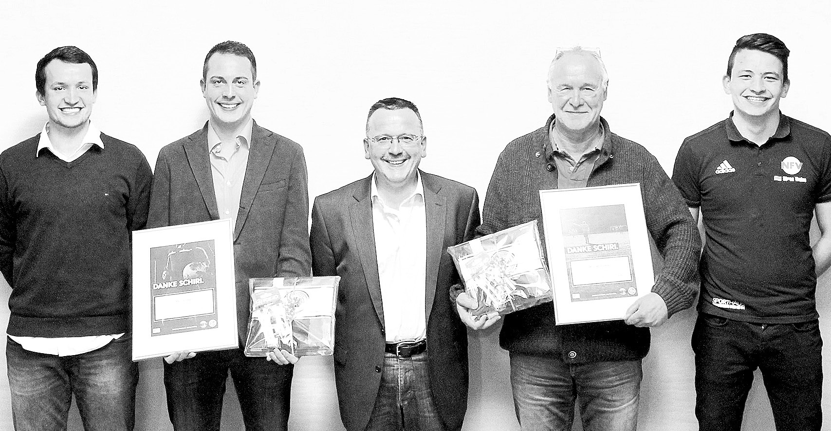 KSO Michael Frede (Mitte) sowie die beiden Lehrwarte Jannik Heitmann (links) und Sören Thalau (rechts) freuten sich mit den beiden Preisträgern Manuel Hess (Zweiter von links/SSV Scheuen) und Wilfried Plumhof (Zweiter von rechts/TuS Unterlüß). Foto: L.-O. Piontek KSO Michael Frede (Mitte) sowie die beiden Lehrwarte Jannik Heitmann (links) und Sören Thalau (rechts) freuten sich mit den beiden Preisträgern Manuel Hess (Zweiter von links/SSV Scheuen) und Wilfried Plumhof (Zweiter von rechts/TuS Unterlüß). Foto: L.-O. Piontek
