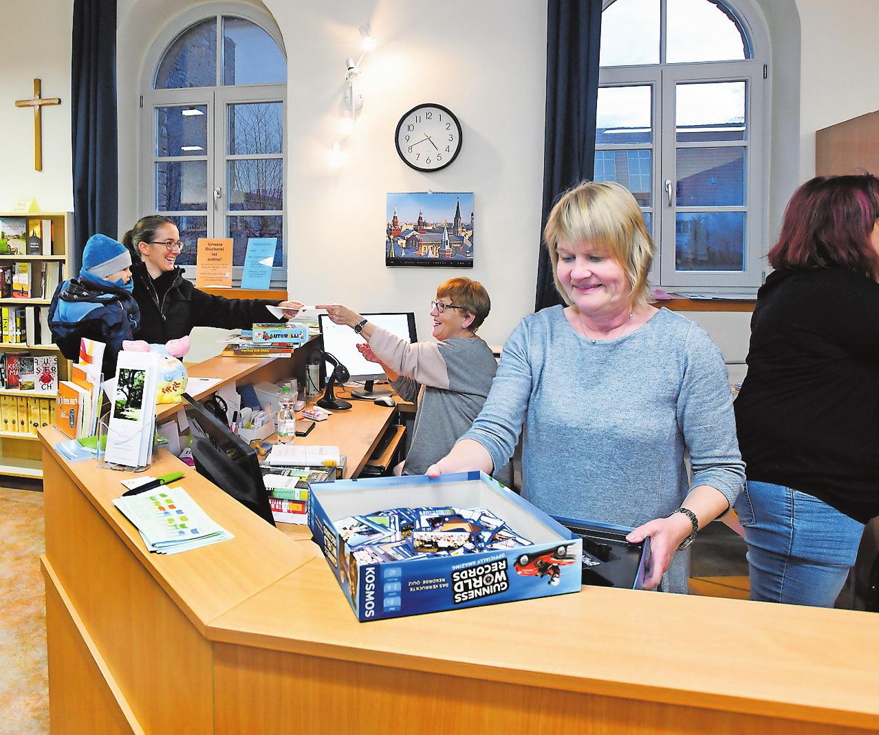 Immer auf dem Laufenden beim Thema Lesen: Barbara Kischka (vorne) und ihr Team von der Katholischen Öffentlichen Bücherei St. Gangolf in Dudenhofen. FOTO: LENZ Immer auf dem Laufenden beim Thema Lesen: Barbara Kischka (vorne) und ihr Team von der Katholischen Öffentlichen Bücherei St. Gangolf in Dudenhofen. FOTO: LENZ