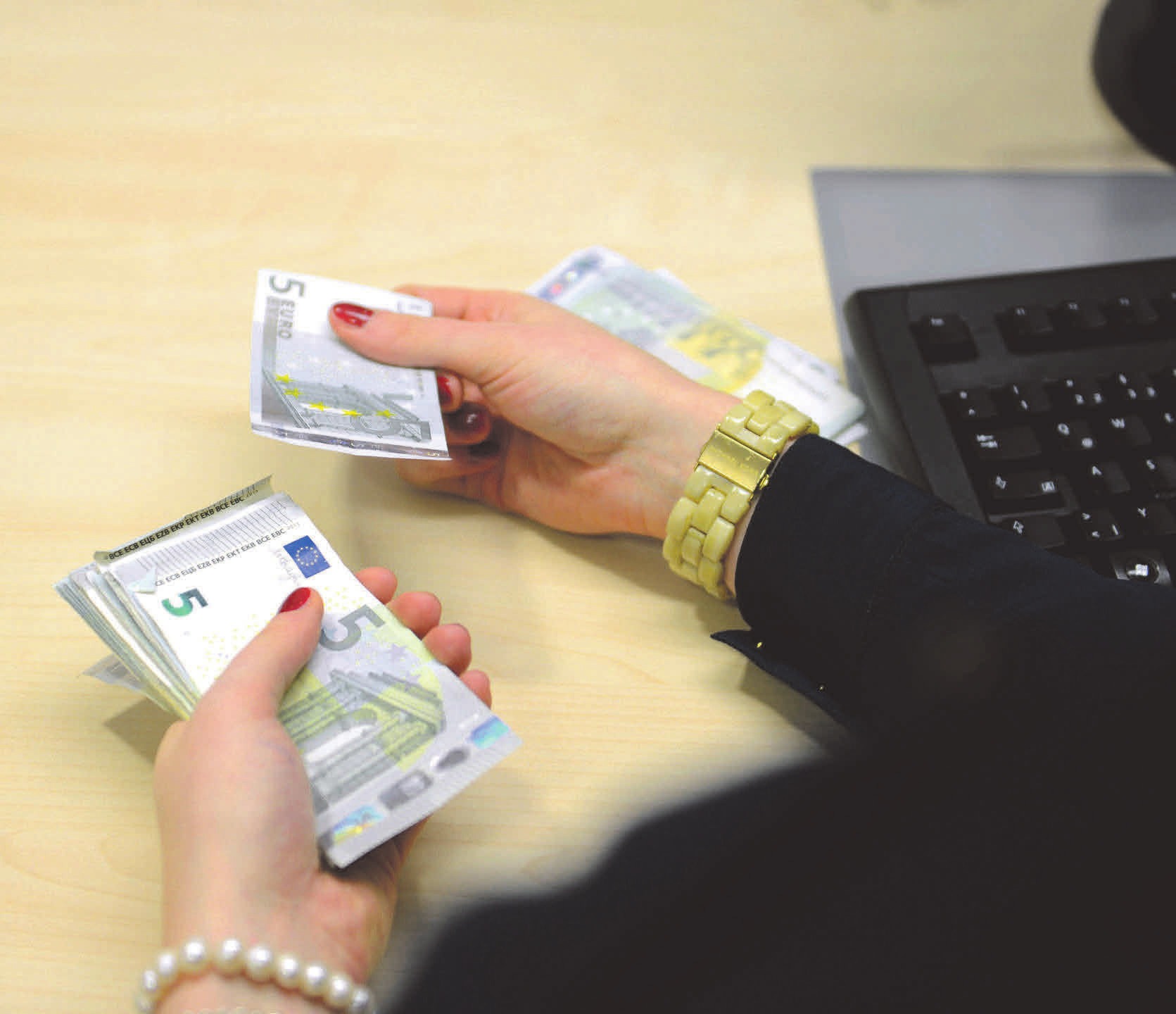 Das Geld der anderen: Bankkaufleute tragen viel Verantwortung. Beispielsweise beraten sie Kunden bei Finanzfragen. Foto: Martin Rehm Das Geld der anderen: Bankkaufleute tragen viel Verantwortung. Beispielsweise beraten sie Kunden bei Finanzfragen. Foto: Martin Rehm