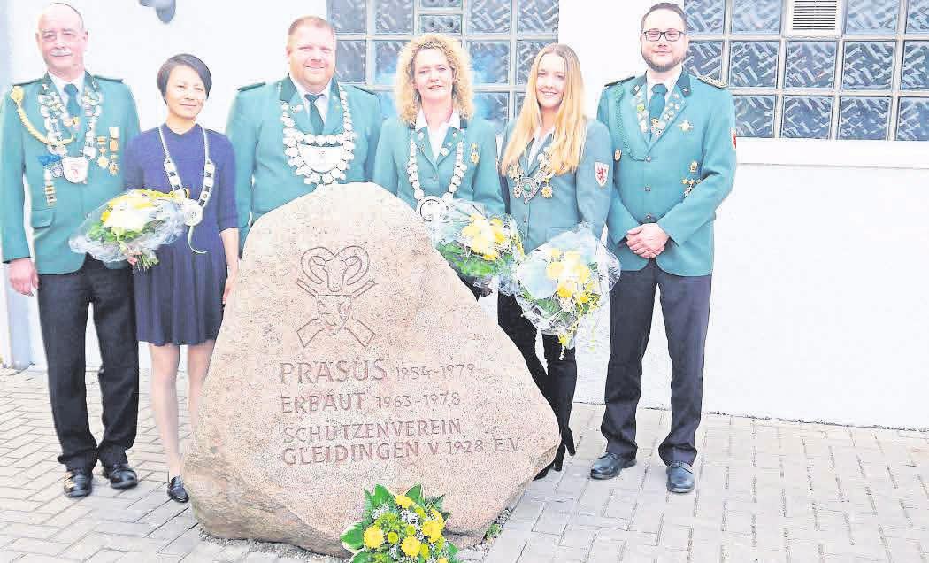 Die diesjährigen Majestäten: Seniorenkönig Peter Maneke (von links), Bürgerkönigin Marion Krug, Schützenkönig Heiko Schmidt, Damenkönigin Lilli Sutter, Jugendkönig Florian Lorenz und der 1. Vorsitzende Christian Dawideit. Privat Die diesjährigen Majestäten: Seniorenkönig Peter Maneke (von links), Bürgerkönigin Marion Krug, Schützenkönig Heiko Schmidt, Damenkönigin Lilli Sutter, Jugendkönig Florian Lorenz und der 1. Vorsitzende Christian Dawideit. Privat