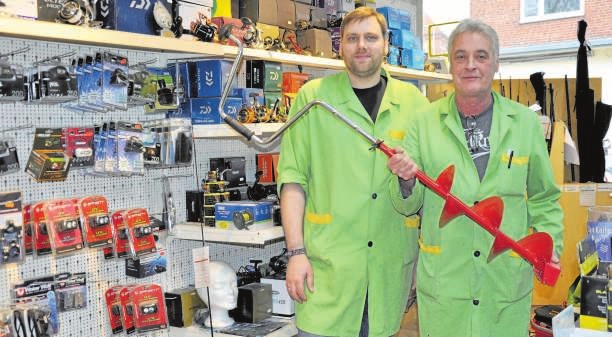 Die Fachberater Daniel Stolle (li.) und Uwe Calin kennen sich bestens mit allem rund ums Thema Angeln aus. FOTO: VMN Die Fachberater Daniel Stolle (li.) und Uwe Calin kennen sich bestens mit allem rund ums Thema Angeln aus. FOTO: VMN