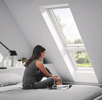 Lichtbänder ermöglichen große Fensterflächen. Dadurch wirkt der Raum im Handumdrehen heller, freundlicher und auch größer.. Foto: djd/Velux