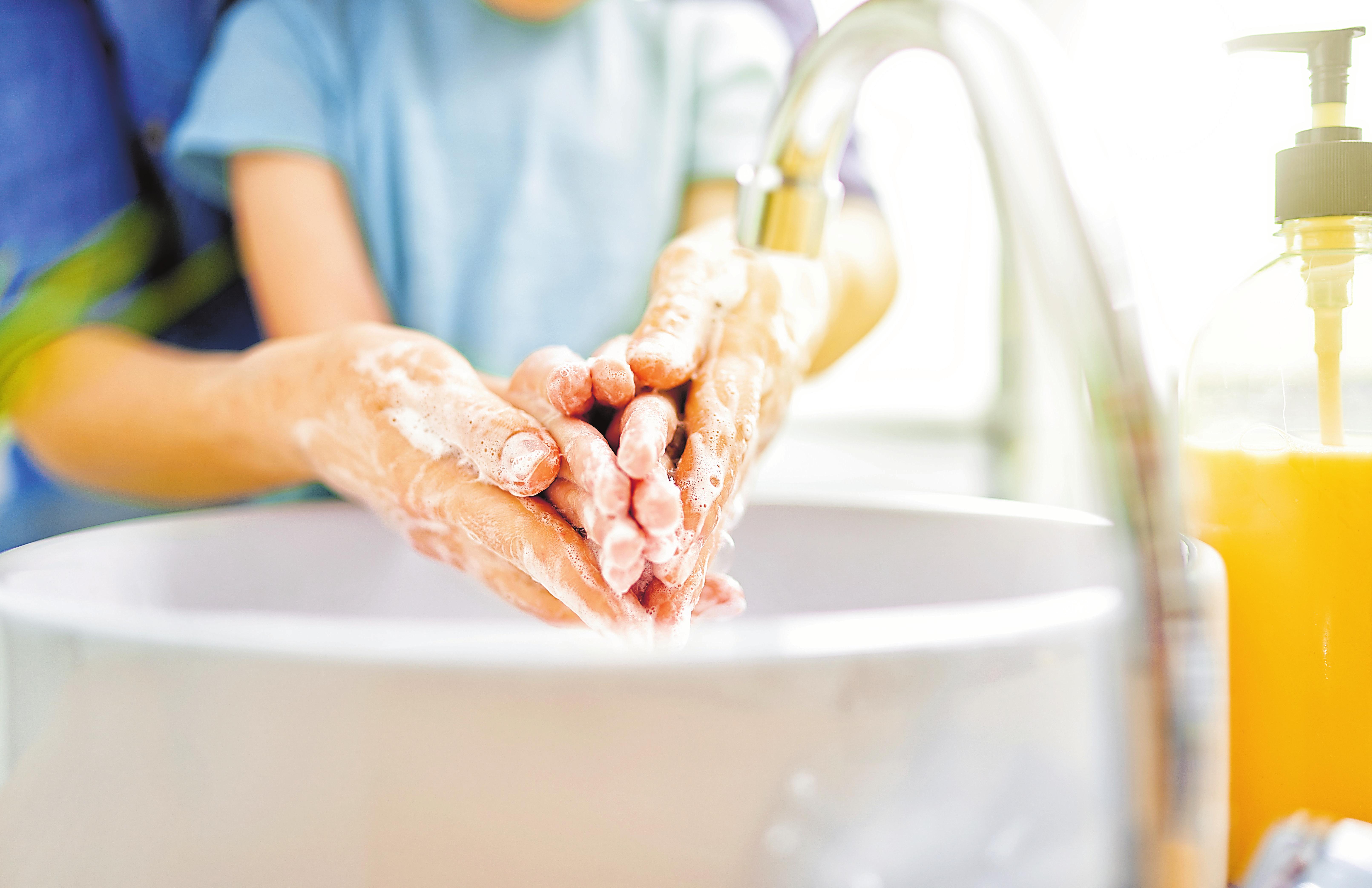 Zu den Maßnahmen, die man auch bei Kindern anwenden sollte, gehört das regelmäßige und gründliche Händewaschen.