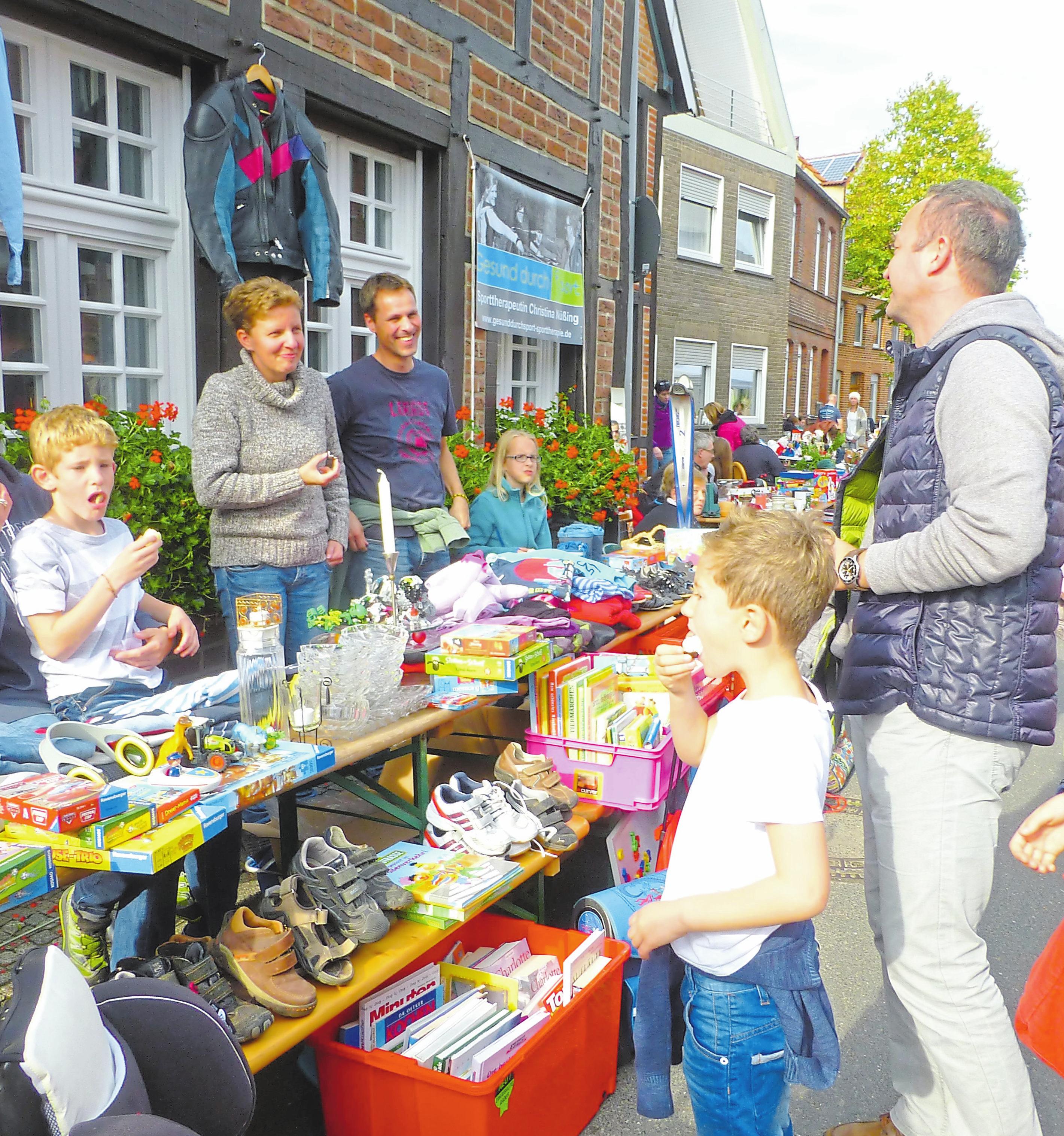 Die Trödelmeile ist auch Treffpunkt alter Freunde. Foto: Joke Brocker Die Trödelmeile ist auch Treffpunkt alter Freunde. Foto: Joke Brocker