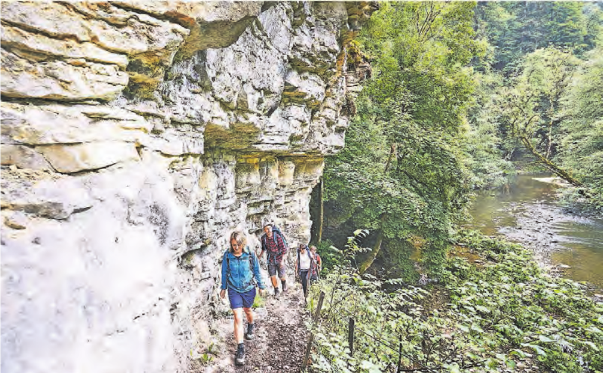 Wanderer in der Wutachschlucht, Deutschlands größtem Canyon. Wanderer in der Wutachschlucht, Deutschlands größtem Canyon.