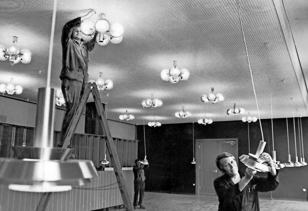 Endspurt bei der Rekonstruktion des Klubhauses des IFA-Autowerks Ludwigsfelde im Jahr 1980. FOTO: DIETER LANGE Endspurt bei der Rekonstruktion des Klubhauses des IFA-Autowerks Ludwigsfelde im Jahr 1980. FOTO: DIETER LANGE