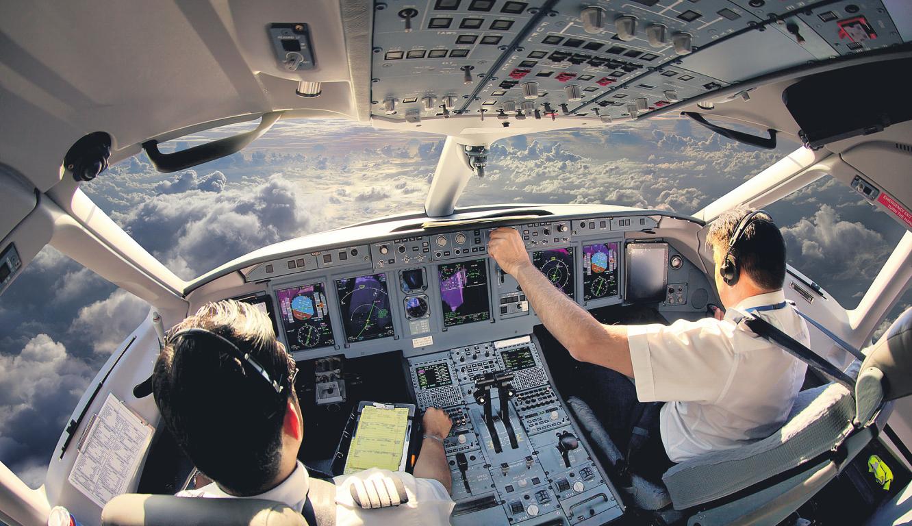 Neben dem Kapitän ist immer ein First Officer im Cockpit anwesend Bild: petrovalexey/stock.adobe.com Neben dem Kapitän ist immer ein First Officer im Cockpit anwesend Bild: petrovalexey/stock.adobe.com