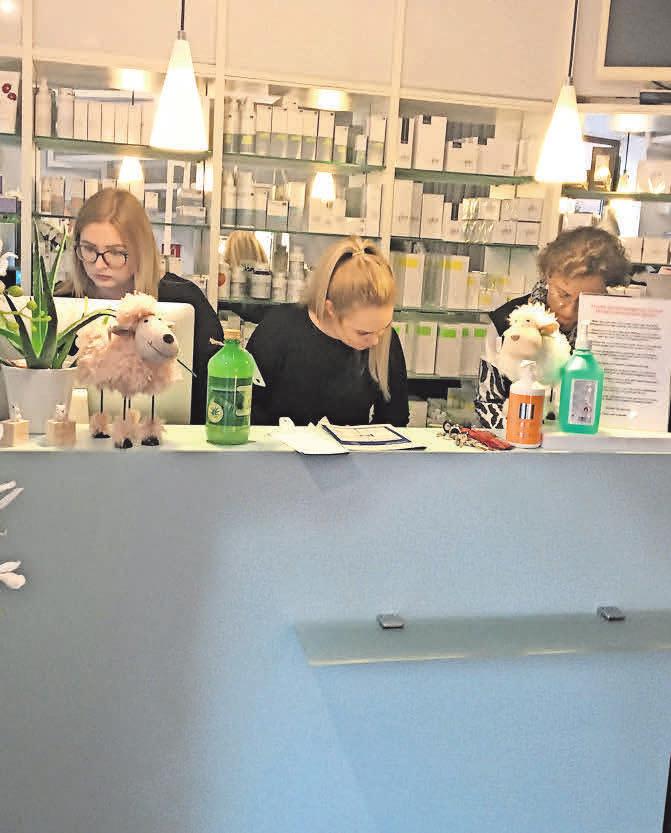 Die Mitarbeiterinnen vom Cosmetic-Institut Pattensen sorgen dafür, dass ihre Kunden alle Produkte erhalten – kontaktlos. Foto: privat Die Mitarbeiterinnen vom Cosmetic-Institut Pattensen sorgen dafür, dass ihre Kunden alle Produkte erhalten – kontaktlos. Foto: privat