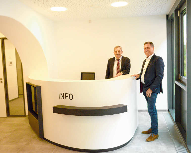 An der Infotheke werden künftig die Bürger/-innen begrüßt und erhalten dort wichtige Auskünfte. An der Infotheke werden künftig die Bürger/-innen begrüßt und erhalten dort wichtige Auskünfte.