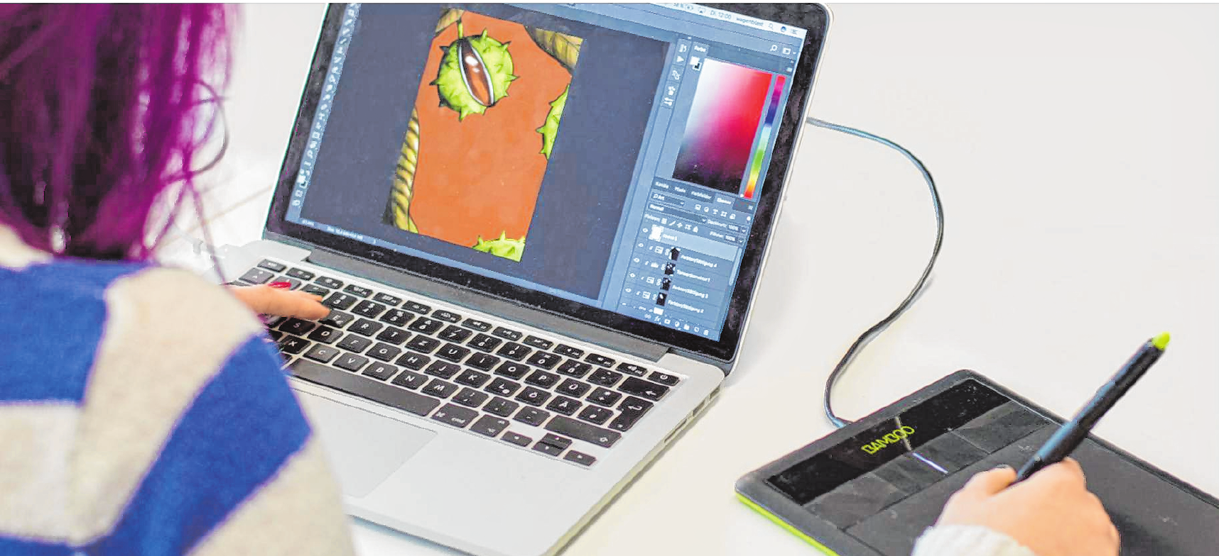 Grafikdesignschülerin beim digitalen Illustrieren Grafikdesignschülerin beim digitalen Illustrieren