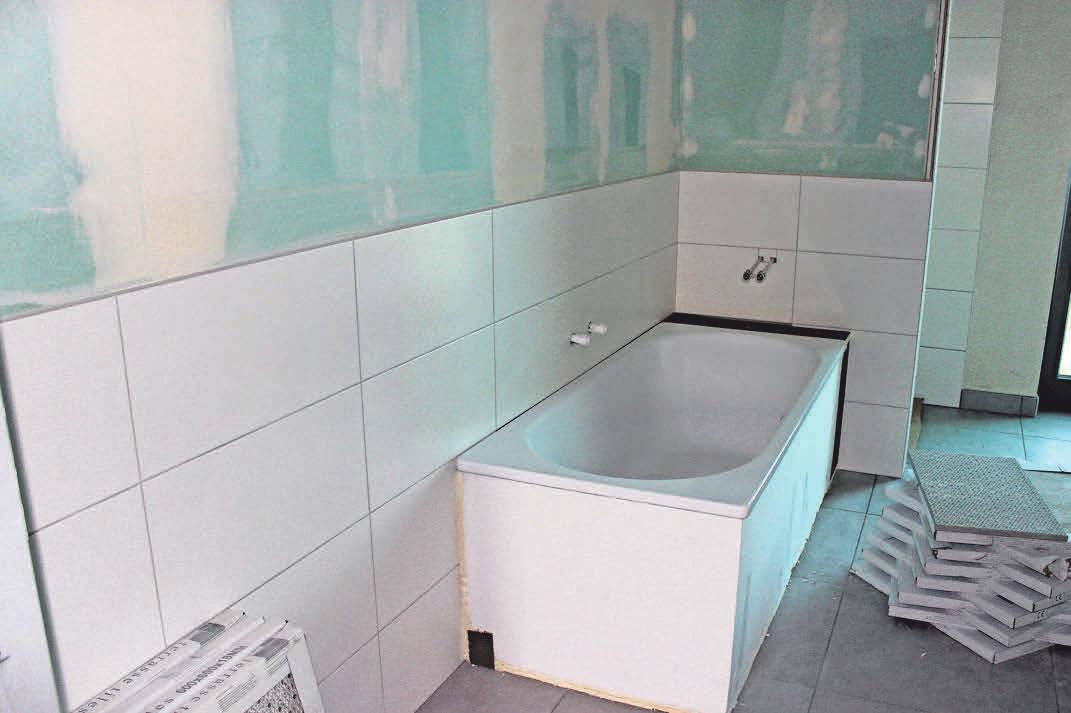 Bad mit Badewanne: Inzwischen ist der Raum fertig. Bad mit Badewanne: Inzwischen ist der Raum fertig.