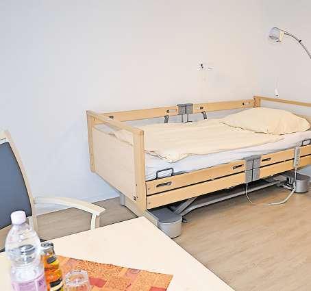 Zweckmäßig: Die Zimmer im Demenz-Bereich verfügen über moderne Betten und das erforderliche Mobiliar.