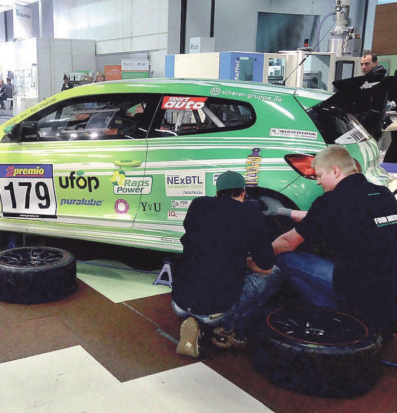 Mechaniker wechseln die Reifen. Foto: Busche Mechaniker wechseln die Reifen. Foto: Busche
