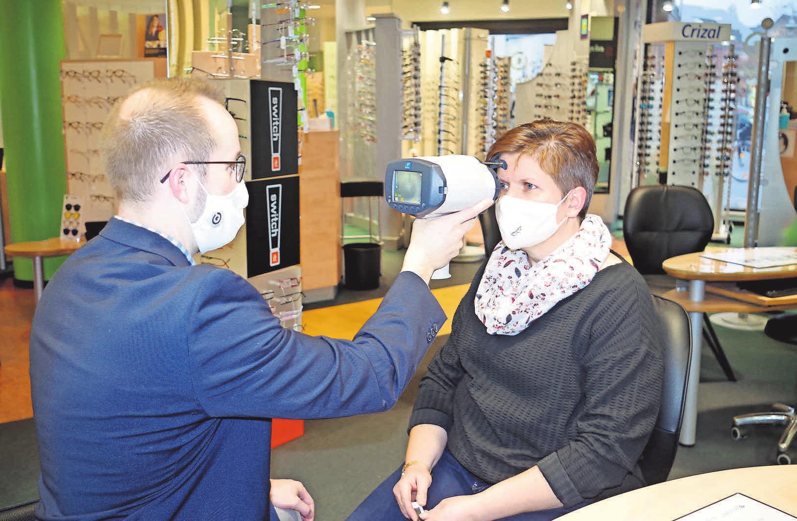 Steffen Heitmann misst mit dem Handy-Ref die Brillenwerte. Steffen Heitmann misst mit dem Handy-Ref die Brillenwerte.