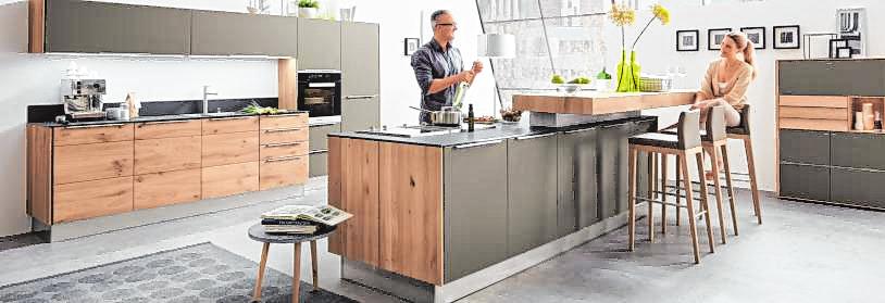 Kombinationen aus Metall, Glas und natürlichen Holzlamellen finden sich auch im Küchenbereich wieder. BILD: IPM/DECKER Kombinationen aus Metall, Glas und natürlichen Holzlamellen finden sich auch im Küchenbereich wieder. BILD: IPM/DECKER