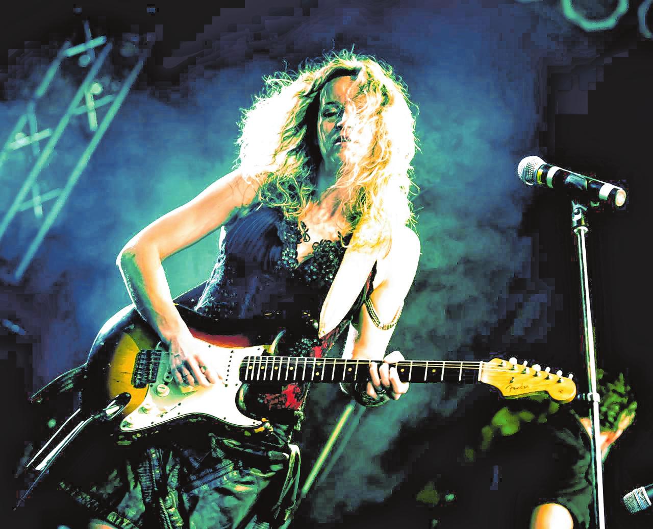 Die Blues-Gitarristin Ana Popovic tritt am 15. Dezember im Rex auf. Bilder: Marco van Rooijen