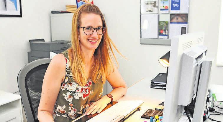 Versicherungsfachfrau Alina Dittrich ist hauptsächlich in der Kundenberatung tätig. Versicherungsfachfrau Alina Dittrich ist hauptsächlich in der Kundenberatung tätig.