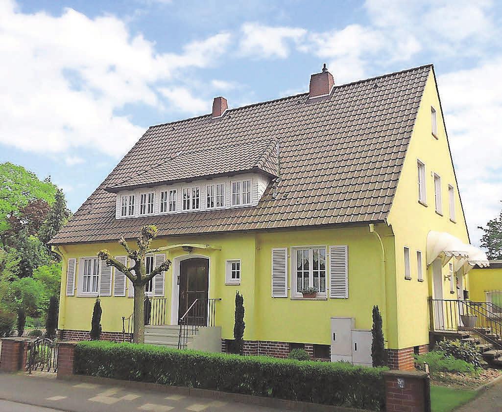 Eine sanierte Fassade macht optisch einen guten Eindruck. Ist das Dach allerdings beschädigt oder beispielsweise veralgt, sollten Maßnahmen ergriffen werden. Foto: Busche Eine sanierte Fassade macht optisch einen guten Eindruck. Ist das Dach allerdings beschädigt oder beispielsweise veralgt, sollten Maßnahmen ergriffen werden. Foto: Busche