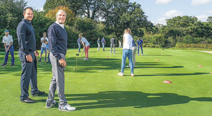 Für Einsteiger bieten die Golf-Clubs auch in dieser Saison wieder Schnupperkurse an, die von erfahrenen Trainern begleitet werden. Foto: Das Lichtbild Studio